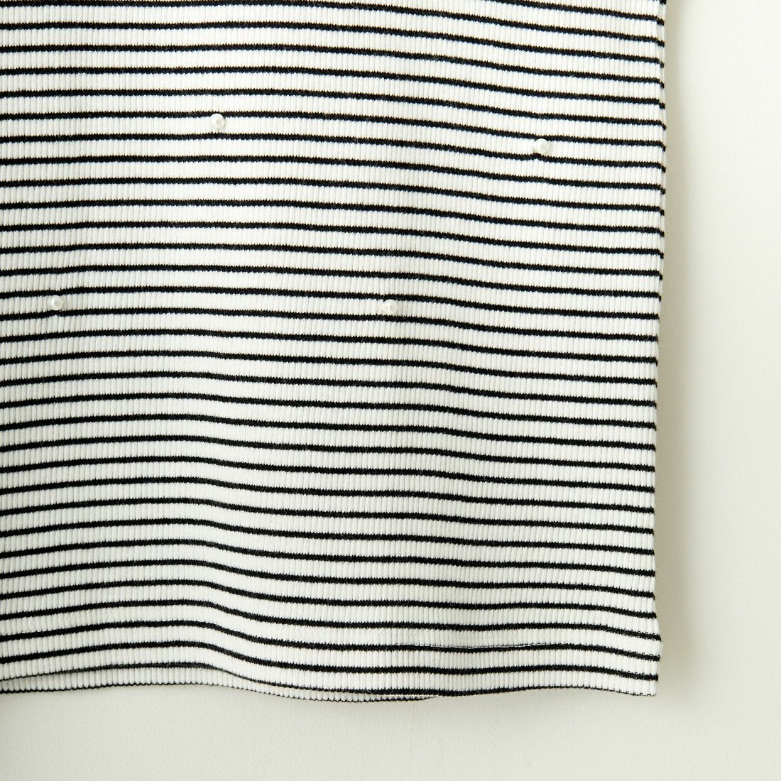 By/m [バイエム] クロップド丈 パールデザインカットソー [24112100] 50 OFF/BLK