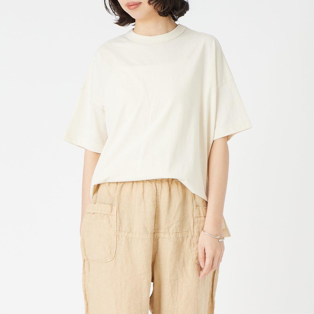 tumugu: [ツムグ] オーガニック空紡天竺Tシャツ [TC24111] 06 KINARI &&モデル身長：162cm 着用サイズ：F&&