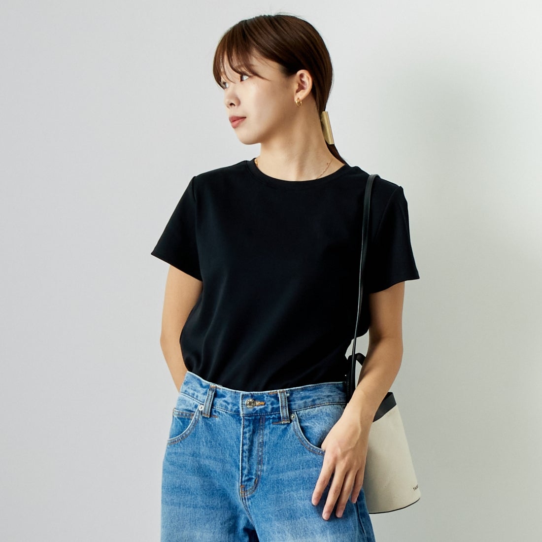 CLOCHE [クロシェ] クルーネックコンパクトTシャツ [41285759] ﾌﾞﾗｯｸ &&モデル身長：167cm 着用サイズ：2&&