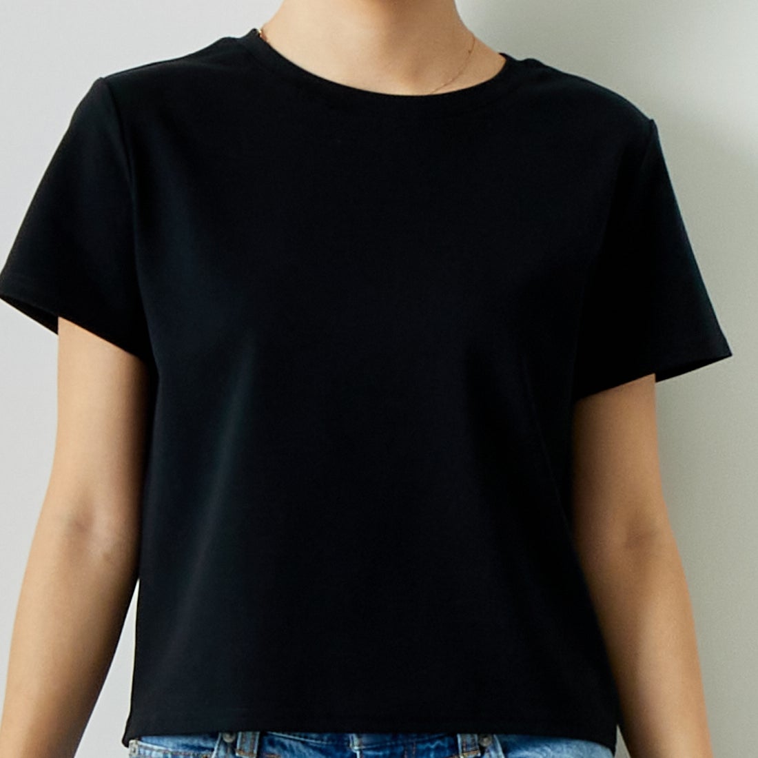 CLOCHE [クロシェ] クルーネックコンパクトTシャツ [41285759] ﾌﾞﾗｯｸ &&モデル身長：167cm 着用サイズ：2&&