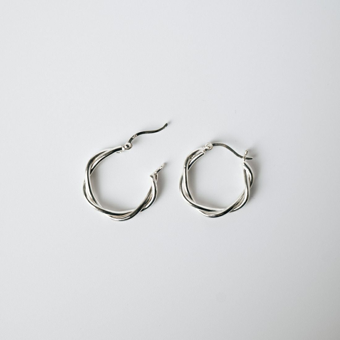 aura [オーラ] ツイストフープピアス [A-P007] SILVER