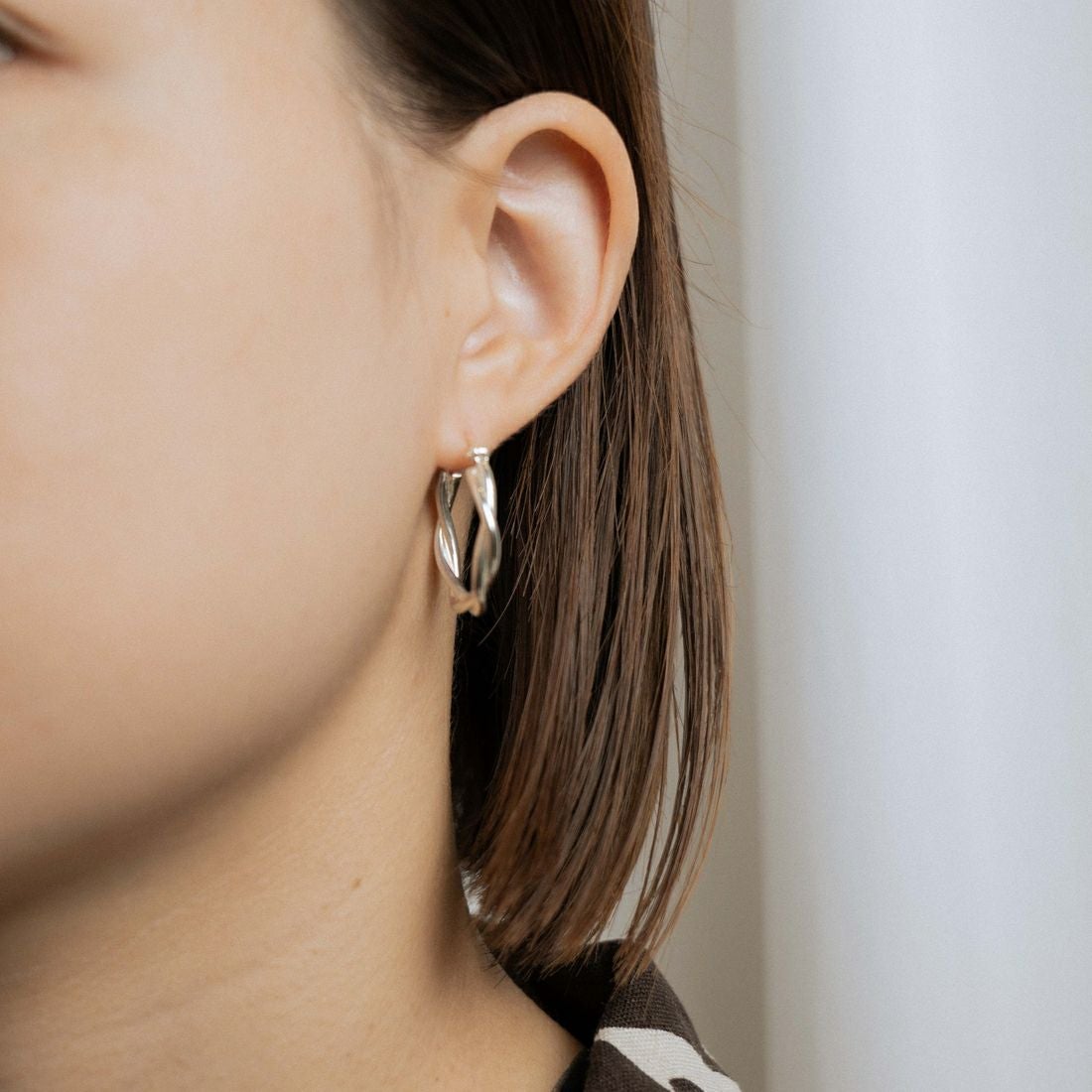 aura [オーラ] ツイストフープピアス [A-P007] SILVER