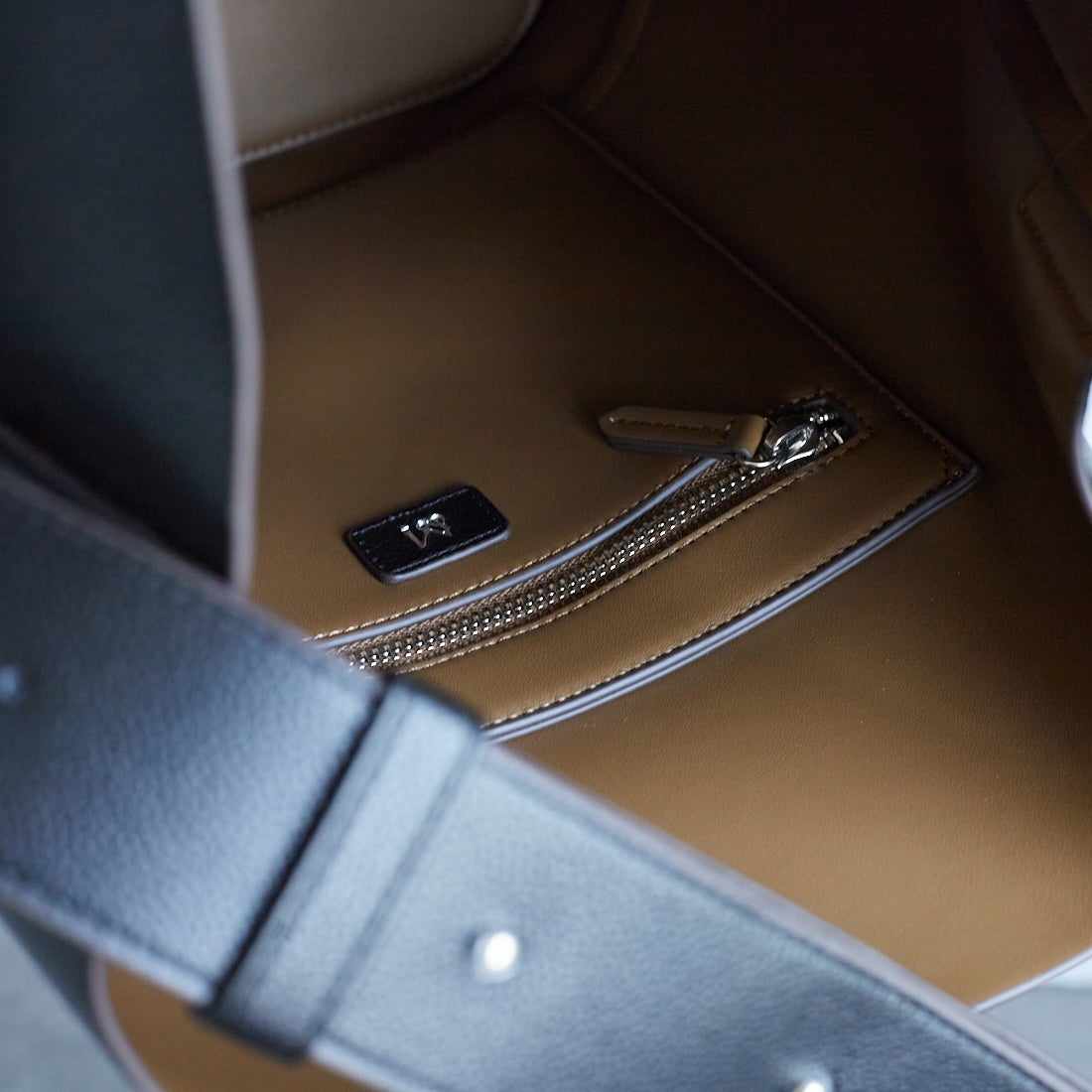 &MyuQ [アンドミューク] 別注 JUNO バケツ型トートバッグ [MCB071-JF] BLK/KHK