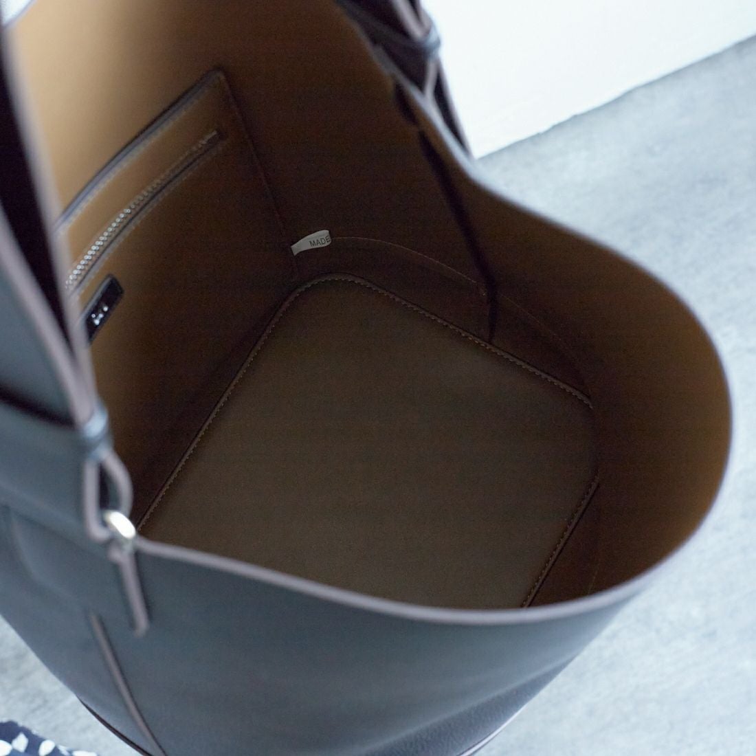 &MyuQ [アンドミューク] 別注 JUNO バケツ型トートバッグ [MCB071-JF] BLK/KHK