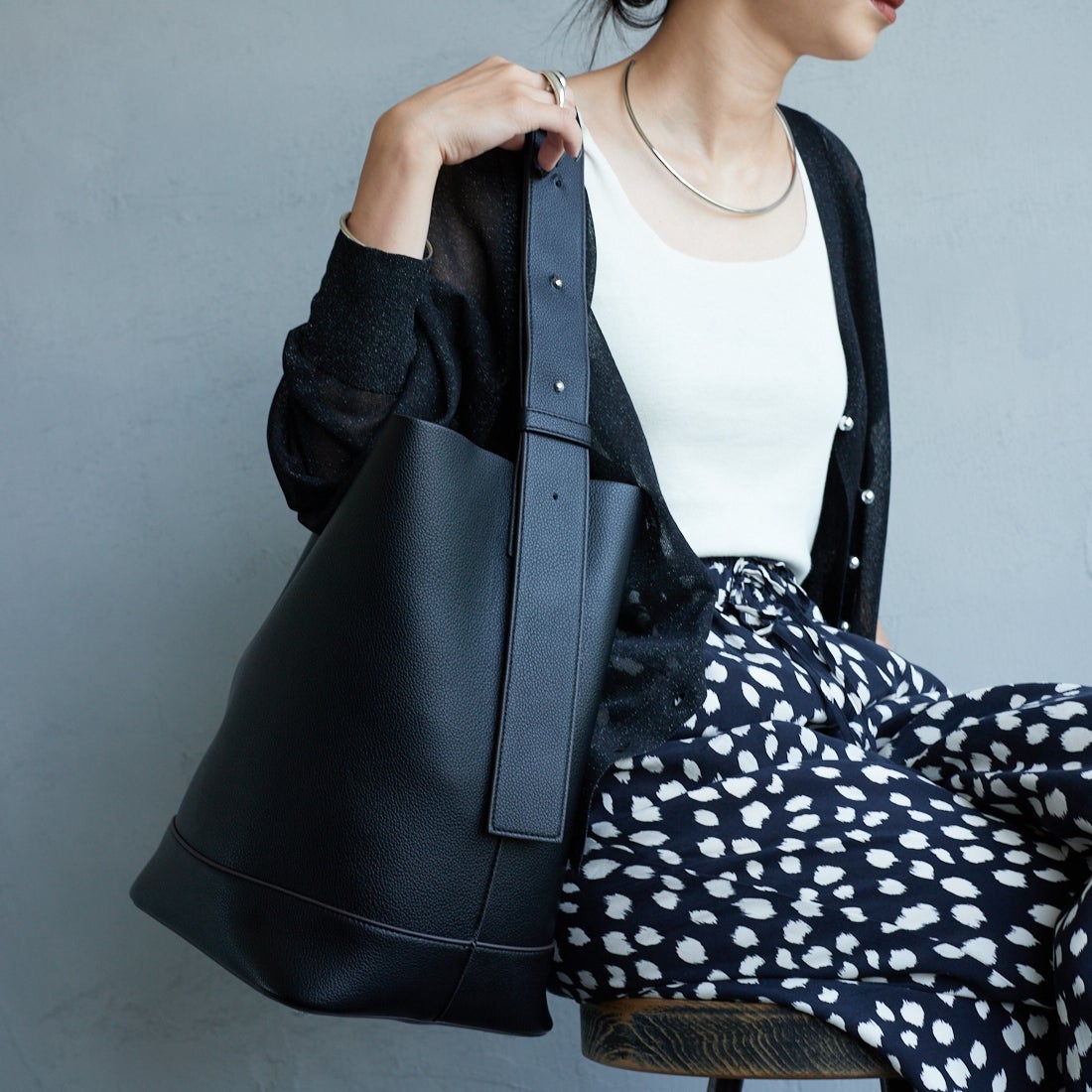 &MyuQ [アンドミューク] 別注 JUNO バケツ型トートバッグ [MCB071-JF] BLK/KHK