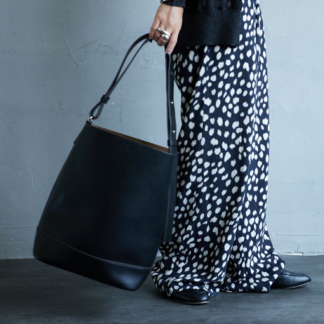 &MyuQ [アンドミューク] 別注 JUNO バケツ型トートバッグ [MCB071-JF] BLK/KHK