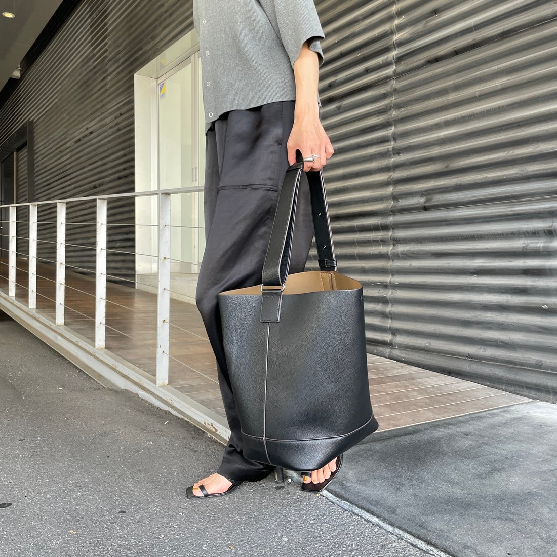 &MyuQ [アンドミューク] 別注 JUNO バケツ型トートバッグ [MCB071-JF] BLK/KHK