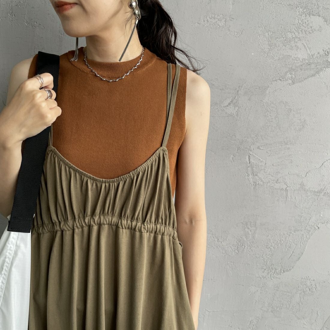 By/m [バイエム] マルチWAY ギャザーキャミカットワンピース [24122007] 39 KHAKI &&モデル身長：160cm 着用サイズ：F&&