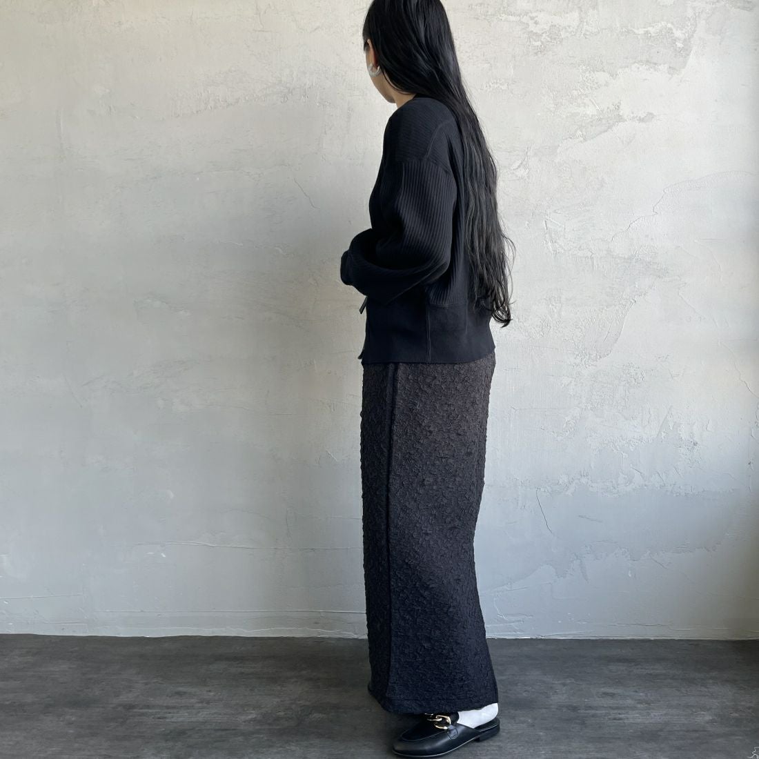 By/m [バイエム] ふくれジャガード ナローロングスカート [24122014] 09 BLACK &&モデル身長：156cm 着用サイズ：F&&