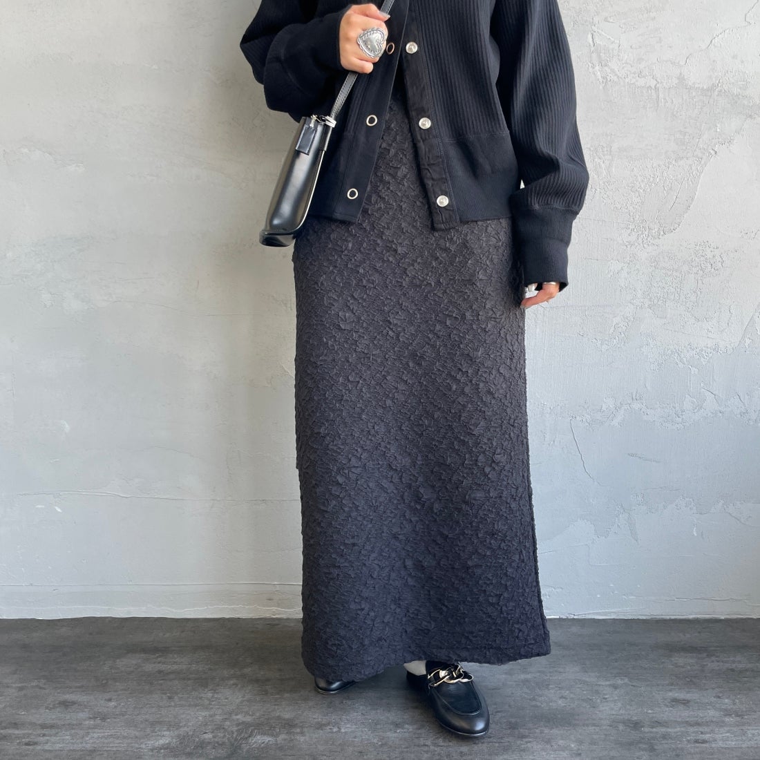 By/m [バイエム] ふくれジャガード ナローロングスカート [24122014] 09 BLACK &&モデル身長：156cm 着用サイズ：F&&