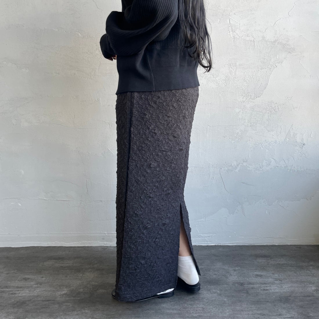 By/m [バイエム] ふくれジャガード ナローロングスカート [24122014] 09 BLACK &&モデル身長：156cm 着用サイズ：F&&