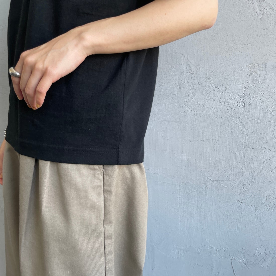 MEYAME [メヤメ] ブランクTシャツ [MEY-1874] BLACK &&モデル身長：158cm 着用サイズ：F&&