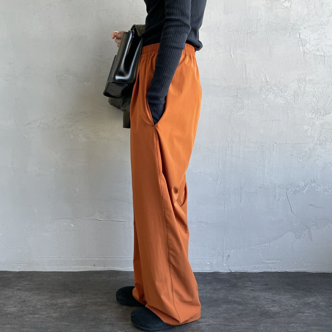 Jeans Factory Clothes [ジーンズファクトリークローズ] 7DAYS ナイロンストレートイージーパンツ [IN10-PT-4] ORANGE &&モデル身長：158cm 着用サイズ：F&&