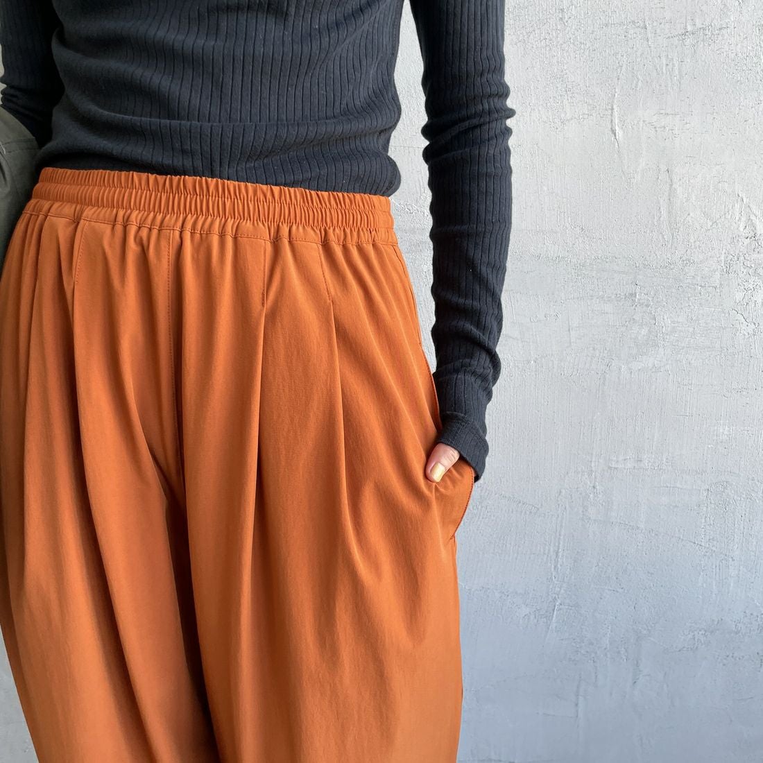 Jeans Factory Clothes [ジーンズファクトリークローズ] 7DAYS ナイロンストレートイージーパンツ [IN10-PT-4] ORANGE &&モデル身長：158cm 着用サイズ：F&&