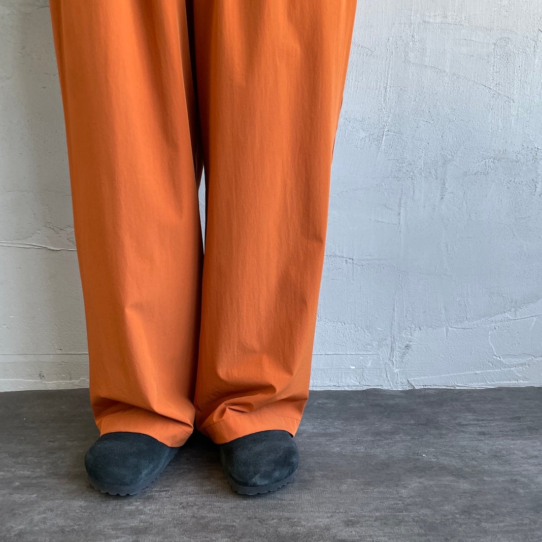 Jeans Factory Clothes [ジーンズファクトリークローズ] 7DAYS ナイロンストレートイージーパンツ [IN10-PT-4] ORANGE &&モデル身長：158cm 着用サイズ：F&&