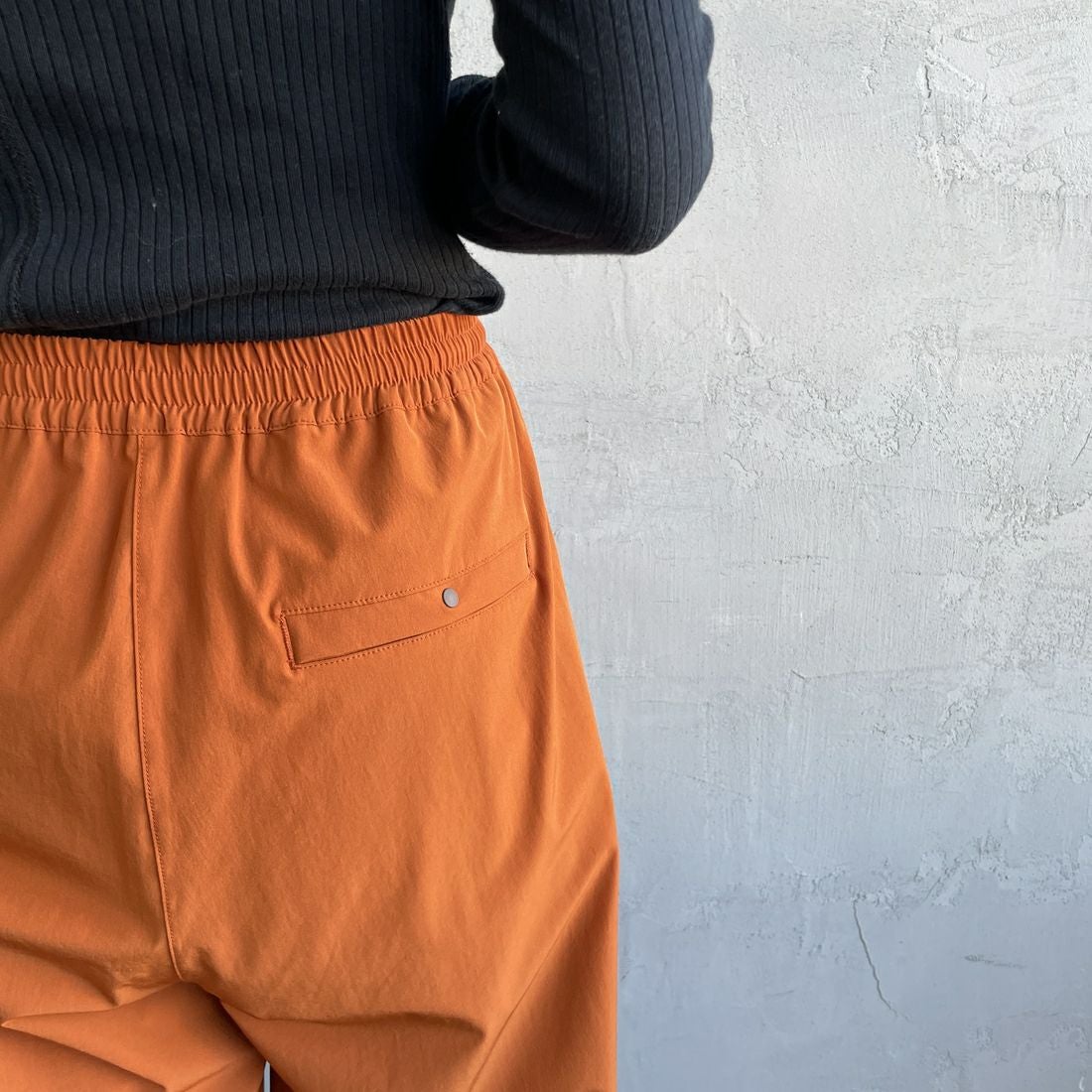 Jeans Factory Clothes [ジーンズファクトリークローズ] 7DAYS ナイロンストレートイージーパンツ [IN10-PT-4] ORANGE &&モデル身長：158cm 着用サイズ：F&&