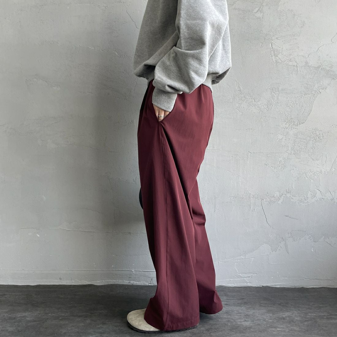 Jeans Factory Clothes [ジーンズファクトリークローズ] 7DAYS ナイロンストレートイージーパンツ [IN10-PT-4] BURGANDY &&モデル身長：160cm 着用サイズ：F&&