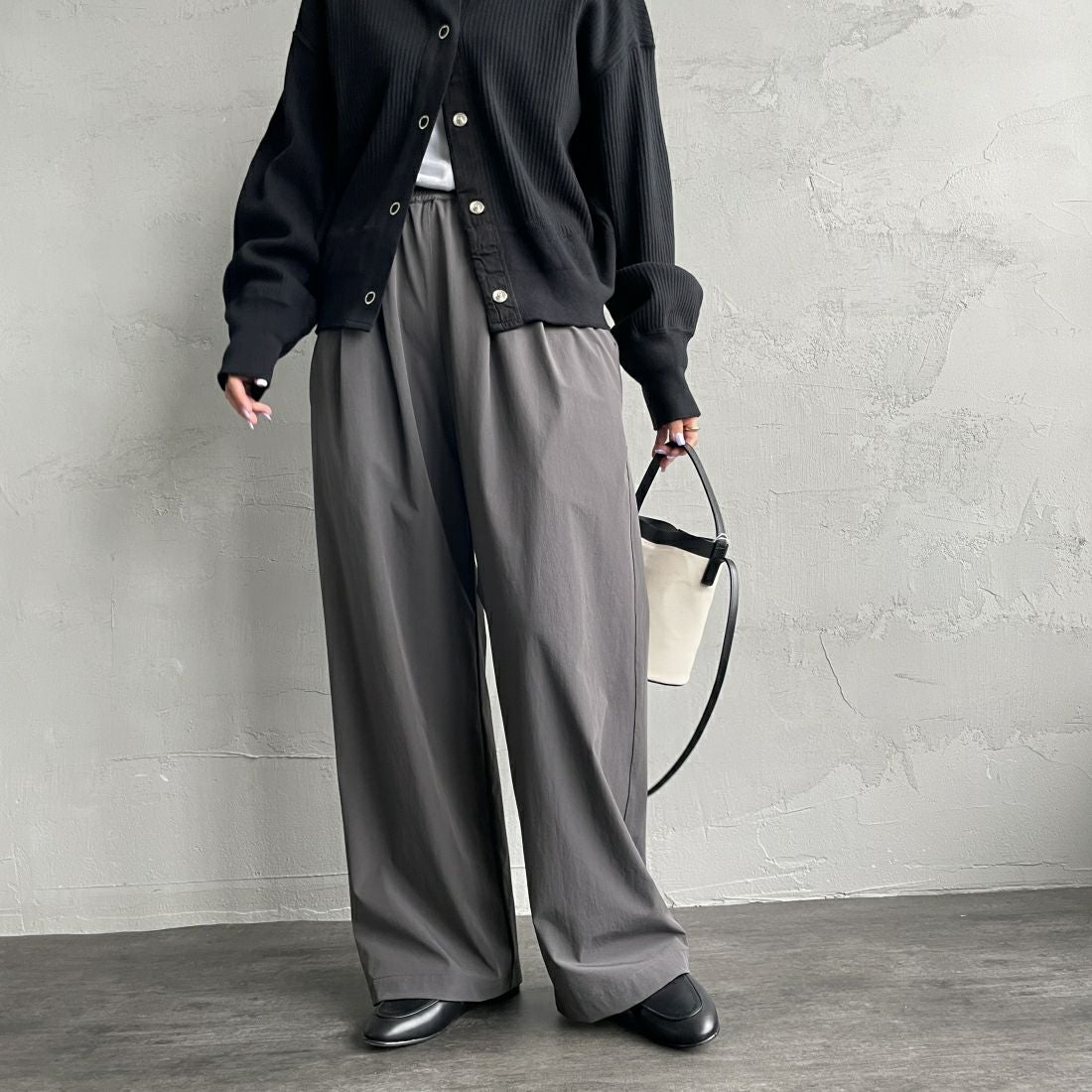 Jeans Factory Clothes [ジーンズファクトリークローズ] 7DAYS ナイロンストレートイージーパンツ [IN10-PT-4] CHARCOAL&&モデル身長：156cm 着用サイズ：F&&