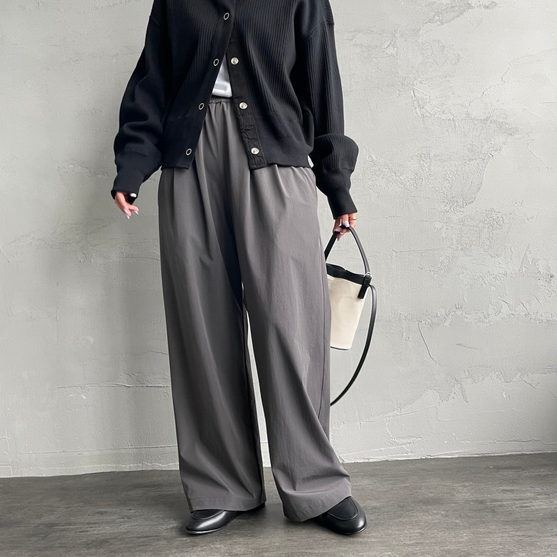 Jeans Factory Clothes [ジーンズファクトリークローズ] 7DAYS ナイロンストレートイージーパンツ [IN10-PT-4] CHARCOAL&&モデル身長：156cm 着用サイズ：F&&
