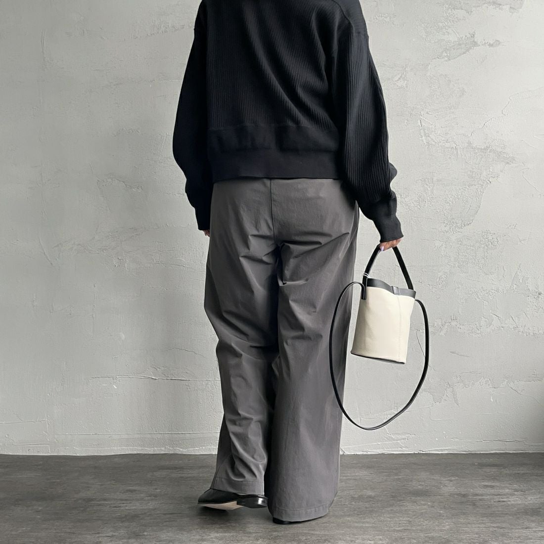 Jeans Factory Clothes [ジーンズファクトリークローズ] 7DAYS ナイロンストレートイージーパンツ [IN10-PT-4] CHARCOAL&&モデル身長：156cm 着用サイズ：F&&