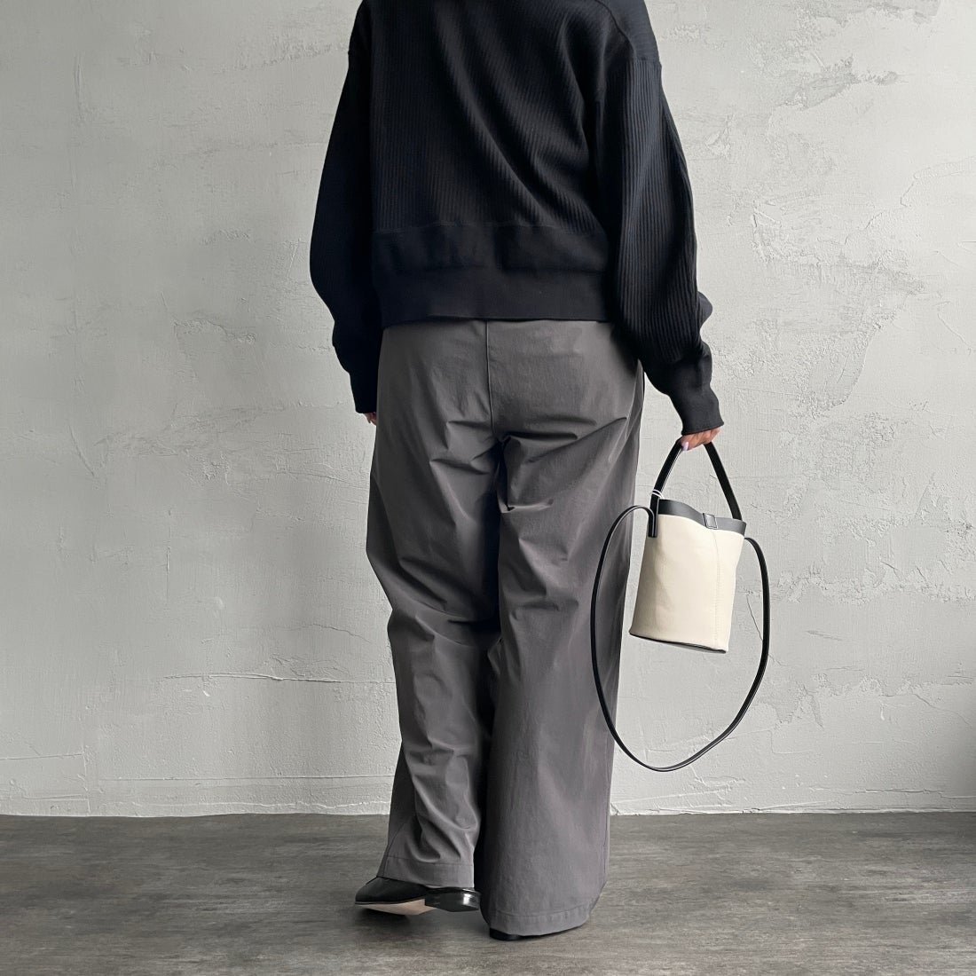 Jeans Factory Clothes [ジーンズファクトリークローズ] 7DAYS ナイロンストレートイージーパンツ [IN10-PT-4] CHARCOAL&&モデル身長：156cm 着用サイズ：F&&