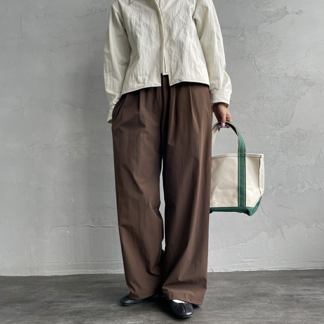 Jeans Factory Clothes [ジーンズファクトリークローズ] 7DAYS ナイロンストレートイージーパンツ [IN10-PT-4] BROWN&&モデル身長：163cm 着用サイズ：F&&