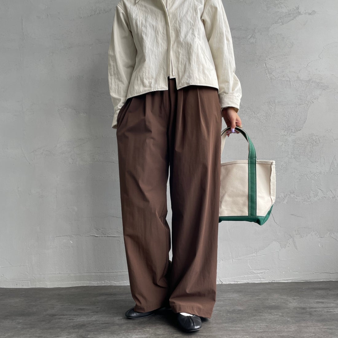 Jeans Factory Clothes [ジーンズファクトリークローズ] 7DAYS ナイロンストレートイージーパンツ [IN10-PT-4] BROWN&&モデル身長：163cm 着用サイズ：F&&