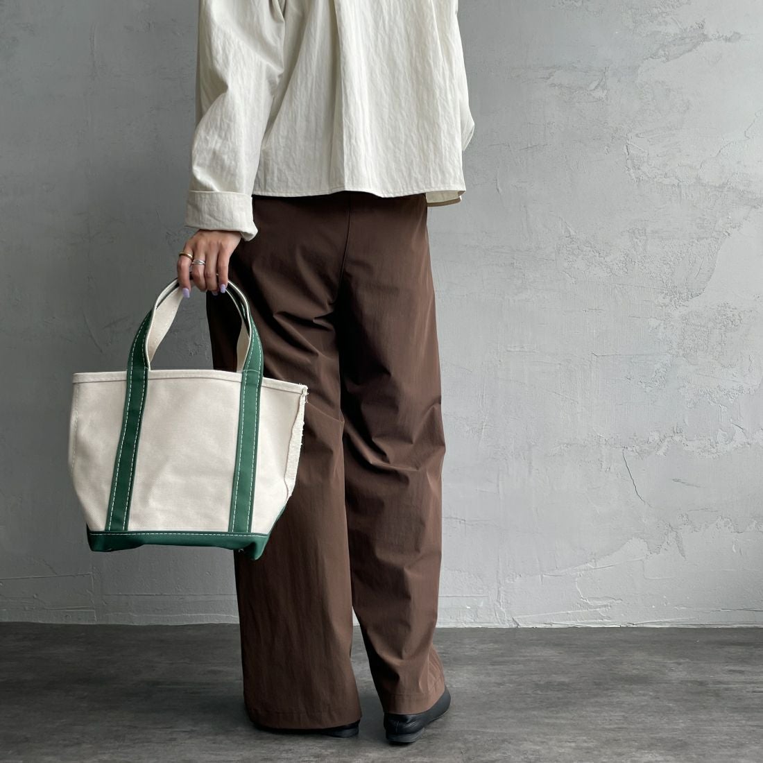 Jeans Factory Clothes [ジーンズファクトリークローズ] 7DAYS ナイロンストレートイージーパンツ [IN10-PT-4] BROWN&&モデル身長：163cm 着用サイズ：F&&