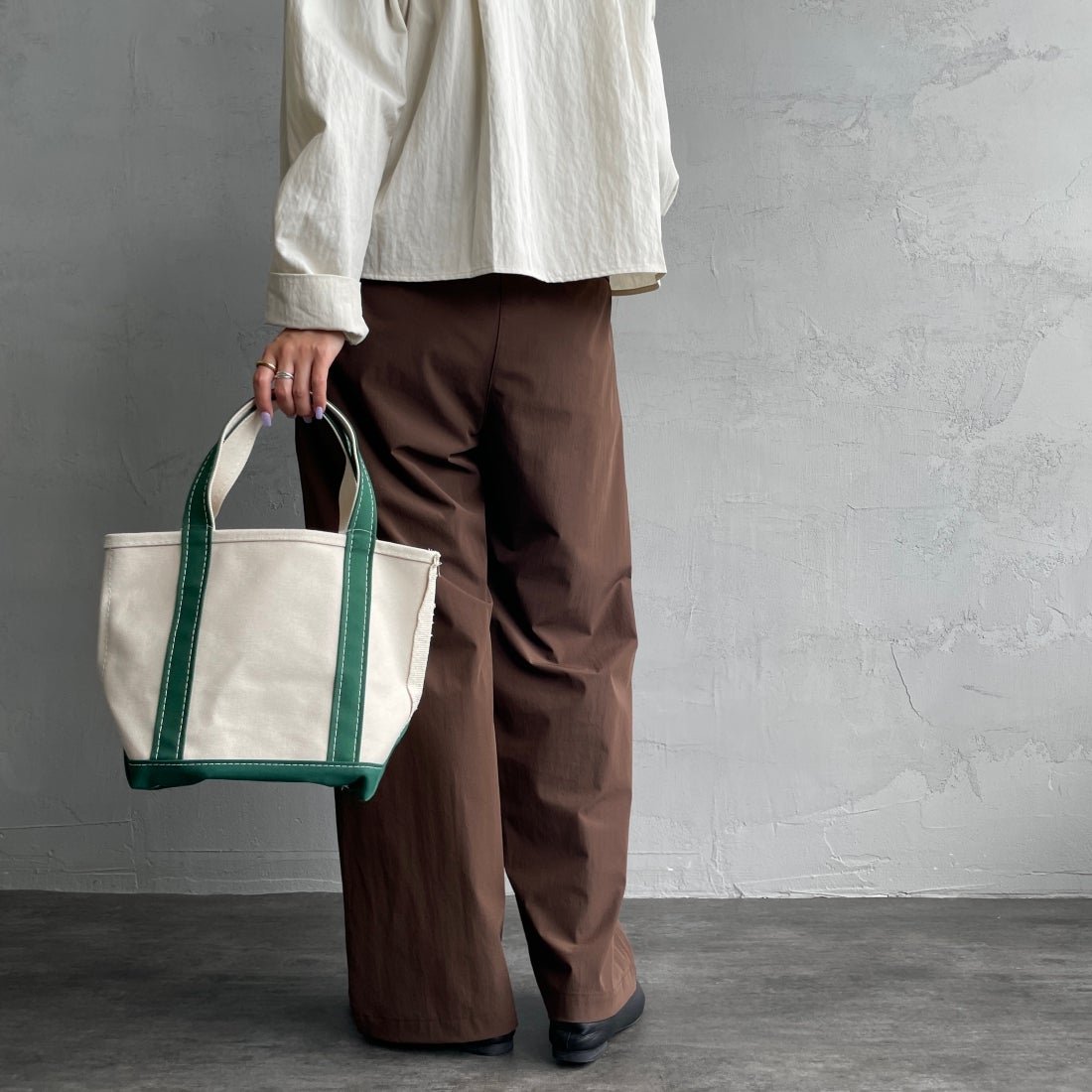 Jeans Factory Clothes [ジーンズファクトリークローズ] 7DAYS ナイロンストレートイージーパンツ [IN10-PT-4] BROWN&&モデル身長：163cm 着用サイズ：F&&