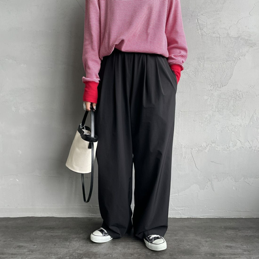 Jeans Factory Clothes [ジーンズファクトリークローズ] 7DAYS ナイロンストレートイージーパンツ [IN10-PT-4] BLACK&&モデル身長：156cm 着用サイズ：F&&