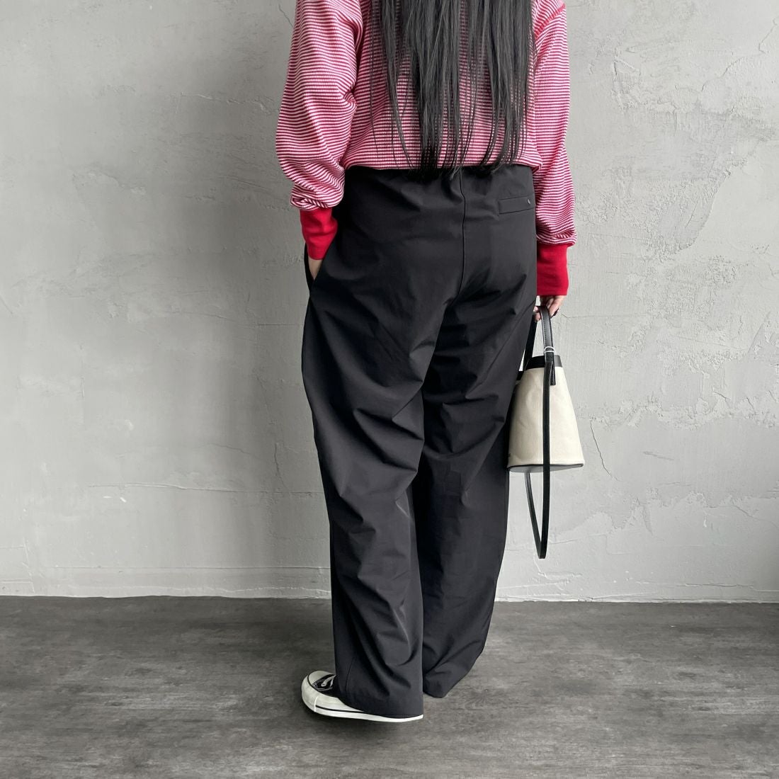 Jeans Factory Clothes [ジーンズファクトリークローズ] 7DAYS ナイロンストレートイージーパンツ [IN10-PT-4] BLACK&&モデル身長：156cm 着用サイズ：F&&