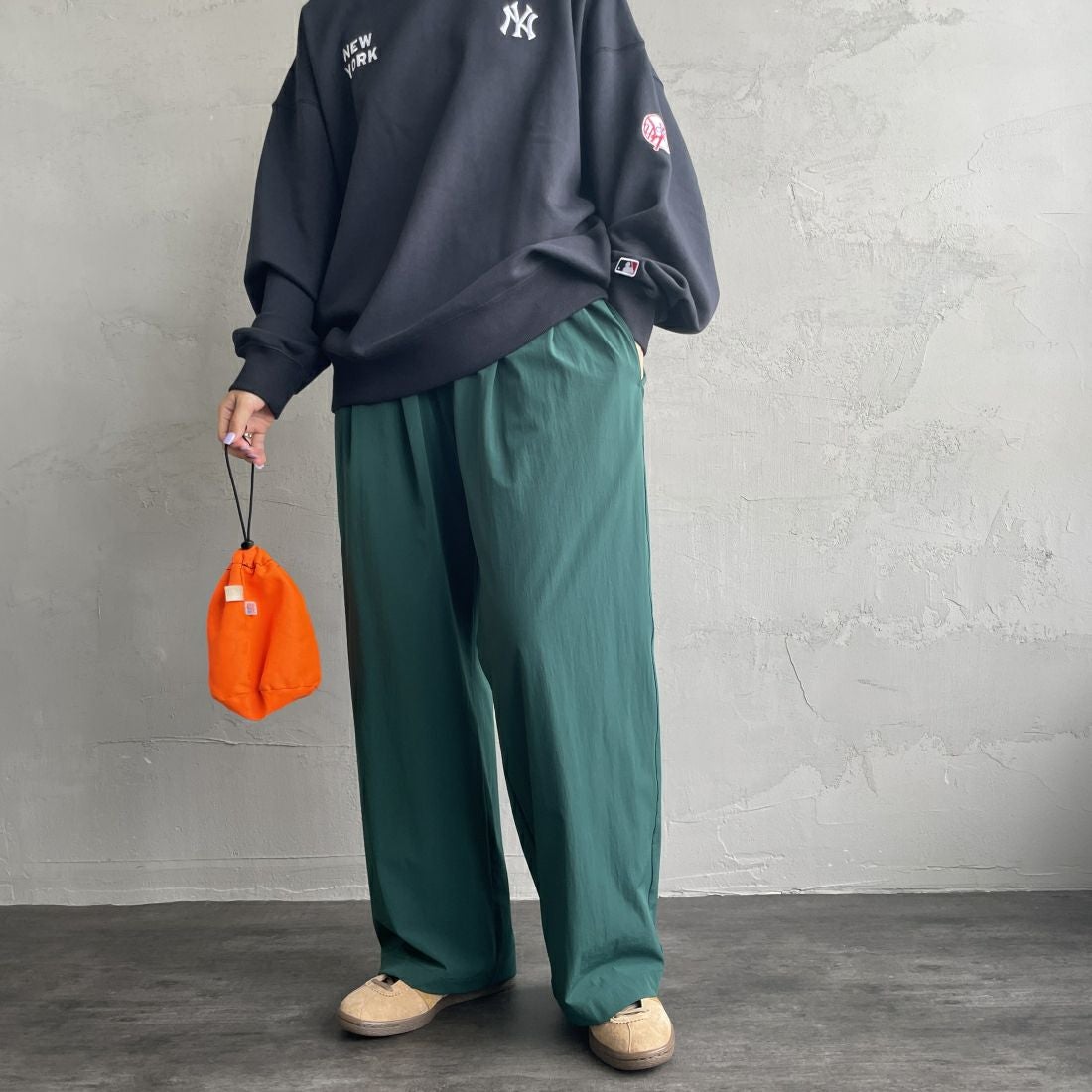 Jeans Factory Clothes [ジーンズファクトリークローズ] 7DAYS ナイロンストレートイージーパンツ [IN10-PT-4] GREEN &&モデル身長：163cm 着用サイズ：F&&