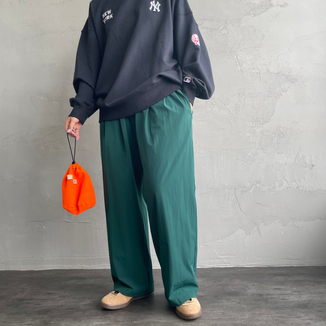 Jeans Factory Clothes [ジーンズファクトリークローズ] 7DAYS ナイロンストレートイージーパンツ [IN10-PT-4] GREEN &&モデル身長：163cm 着用サイズ：F&&