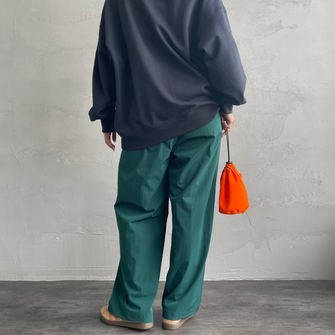 Jeans Factory Clothes [ジーンズファクトリークローズ] 7DAYS ナイロンストレートイージーパンツ [IN10-PT-4] GREEN &&モデル身長：163cm 着用サイズ：F&&