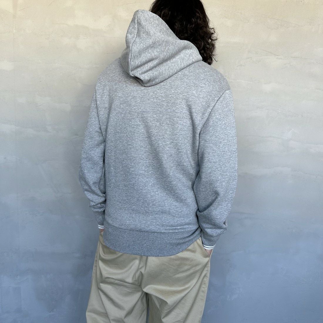 FRED PERRY [フレッドペリー] ワンポイントロゴ刺繍 スウェットパーカー [M2643] R49 STEEL &&モデル身長：173cm 着用サイズ：M&&