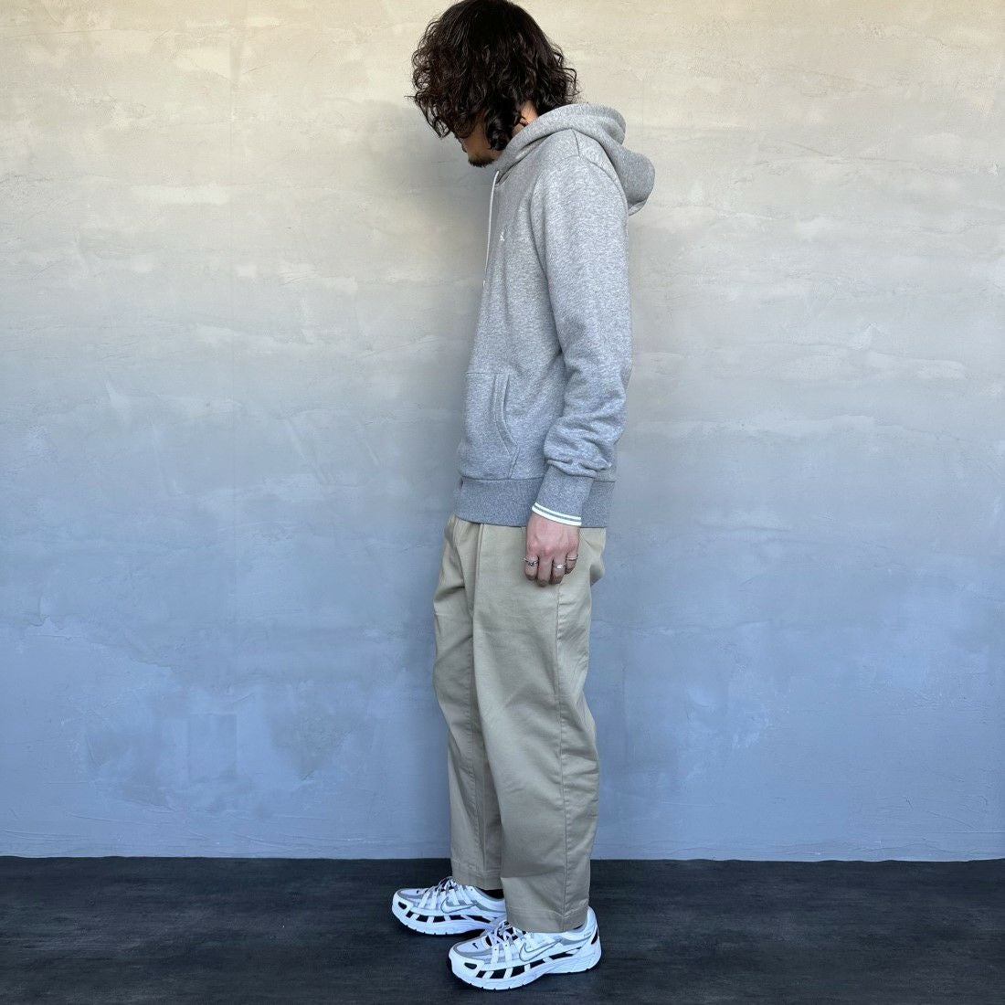 FRED PERRY [フレッドペリー] ワンポイントロゴ刺繍 スウェットパーカー [M2643] R49 STEEL &&モデル身長：173cm 着用サイズ：M&&