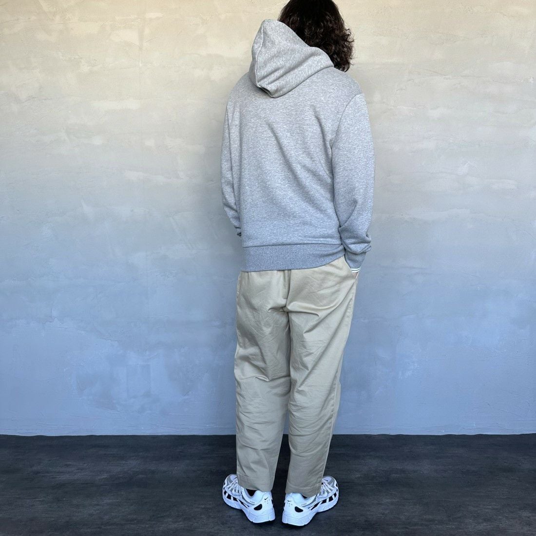 FRED PERRY [フレッドペリー] ワンポイントロゴ刺繍 スウェットパーカー [M2643] R49 STEEL &&モデル身長：173cm 着用サイズ：M&&