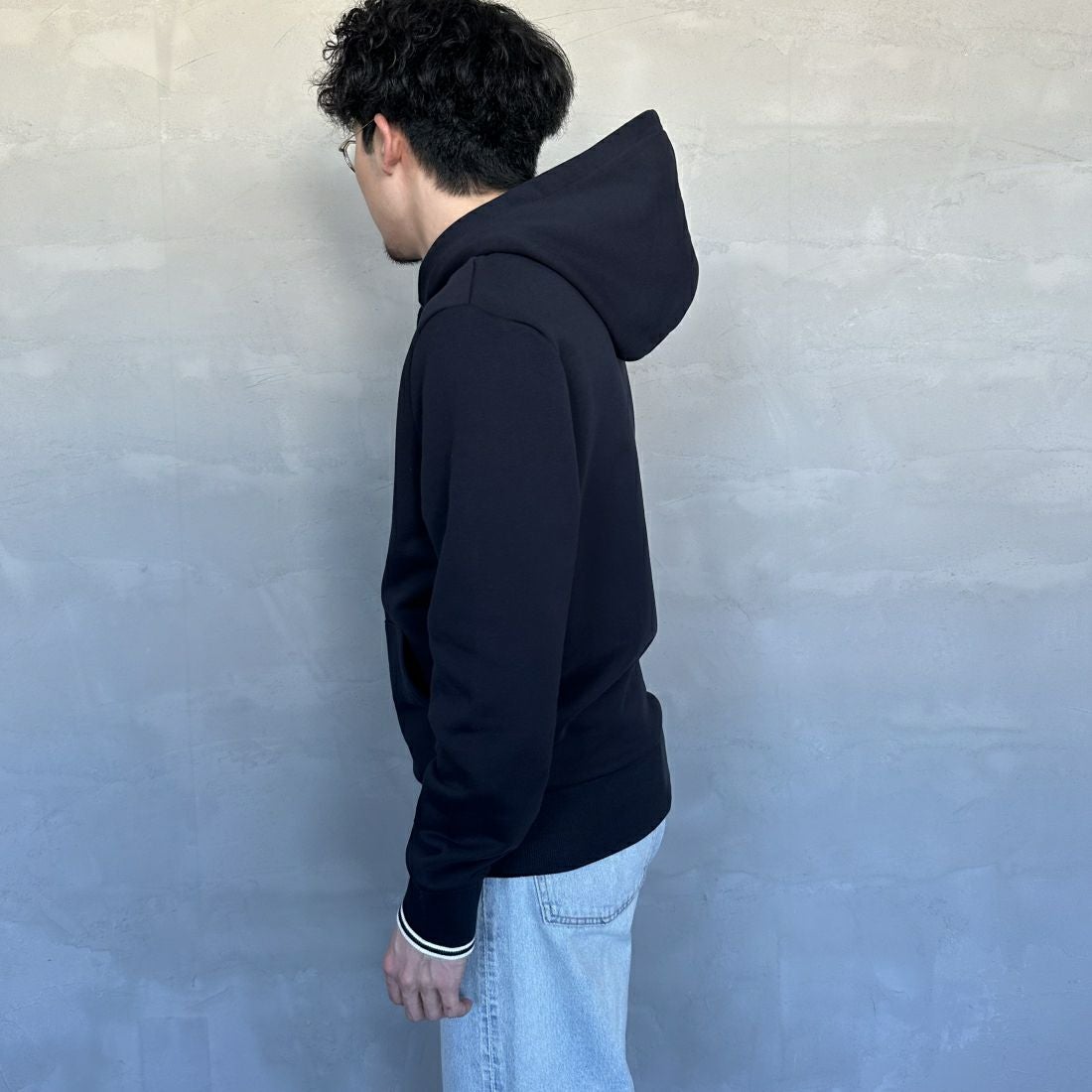 FRED PERRY [フレッドペリー] ワンポイントロゴ刺繍 スウェットパーカー [M2643] 248 NAVY &&モデル身長：168cm 着用サイズ：M&&