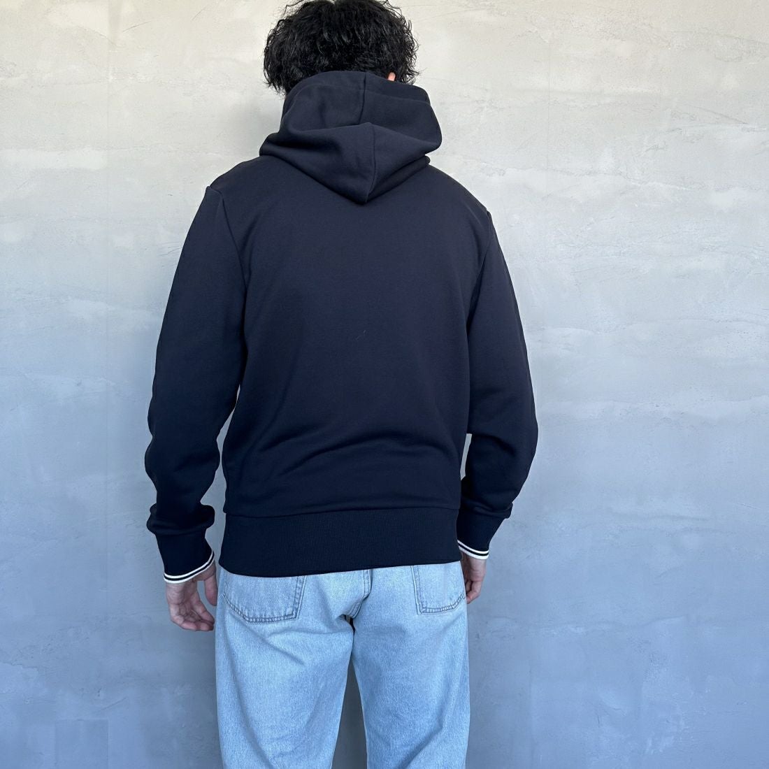 FRED PERRY [フレッドペリー] ワンポイントロゴ刺繍 スウェットパーカー [M2643] 248 NAVY &&モデル身長：168cm 着用サイズ：M&&