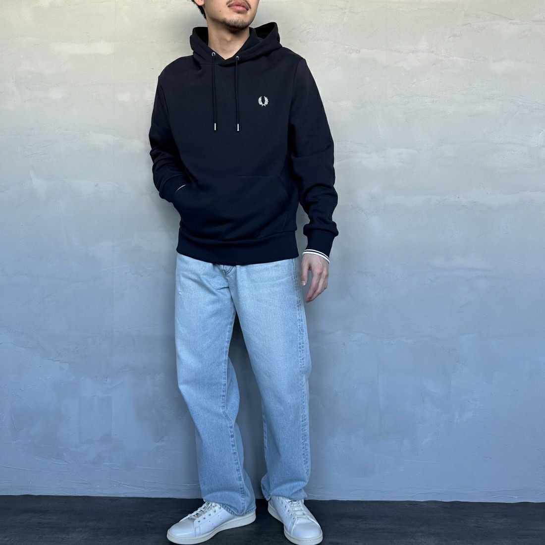 FRED PERRY [フレッドペリー] ワンポイントロゴ刺繍 スウェットパーカー [M2643] 248 NAVY &&モデル身長：168cm 着用サイズ：M&&