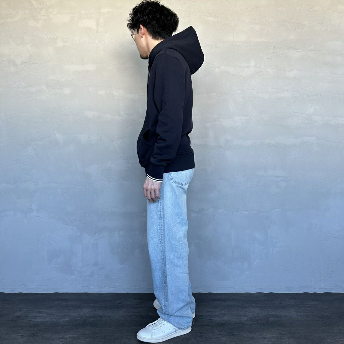 FRED PERRY [フレッドペリー] ワンポイントロゴ刺繍 スウェットパーカー [M2643] 248 NAVY &&モデル身長：168cm 着用サイズ：M&&