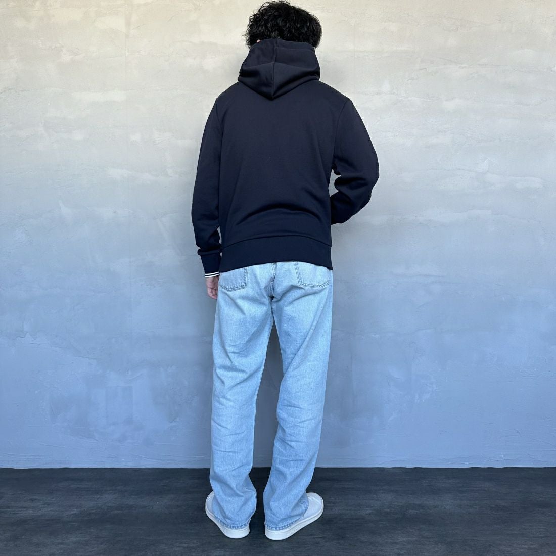 FRED PERRY [フレッドペリー] ワンポイントロゴ刺繍 スウェットパーカー [M2643] 248 NAVY &&モデル身長：168cm 着用サイズ：M&&