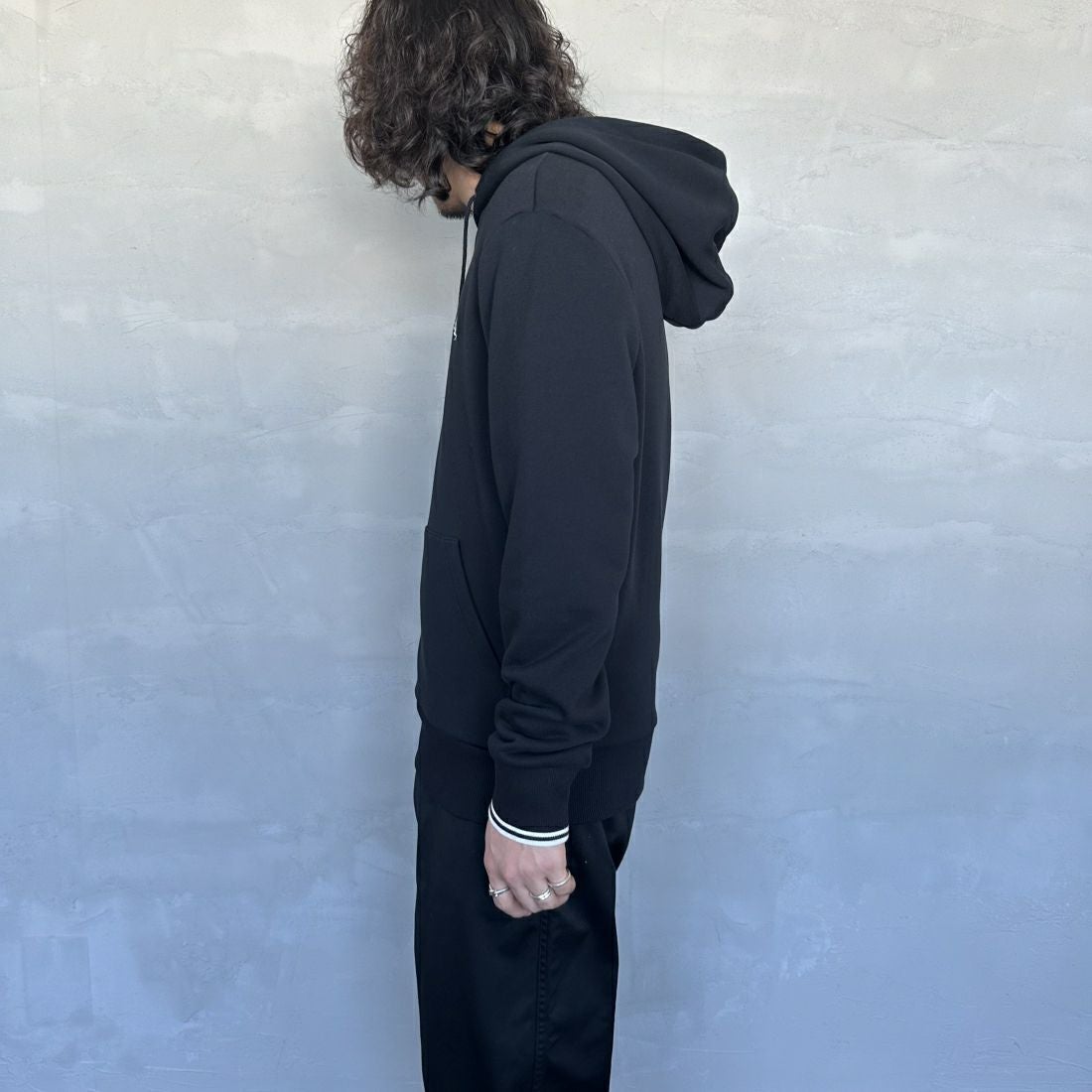 FRED PERRY [フレッドペリー] ワンポイントロゴ刺繍 スウェットパーカー [M2643] 102 BLACK &&モデル身長：173cm 着用サイズ：M&&