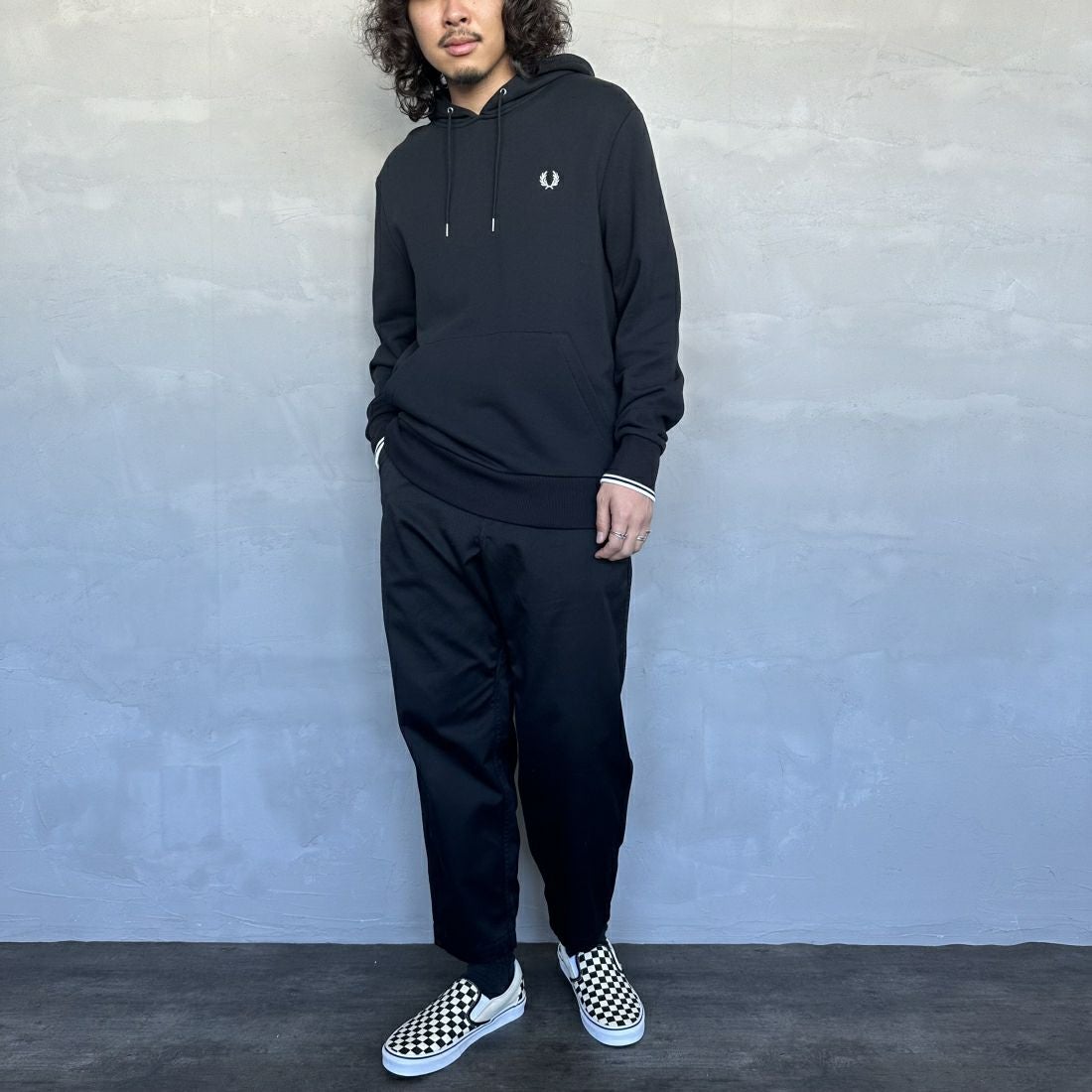 FRED PERRY [フレッドペリー] ワンポイントロゴ刺繍 スウェットパーカー [M2643] 102 BLACK &&モデル身長：173cm 着用サイズ：M&&