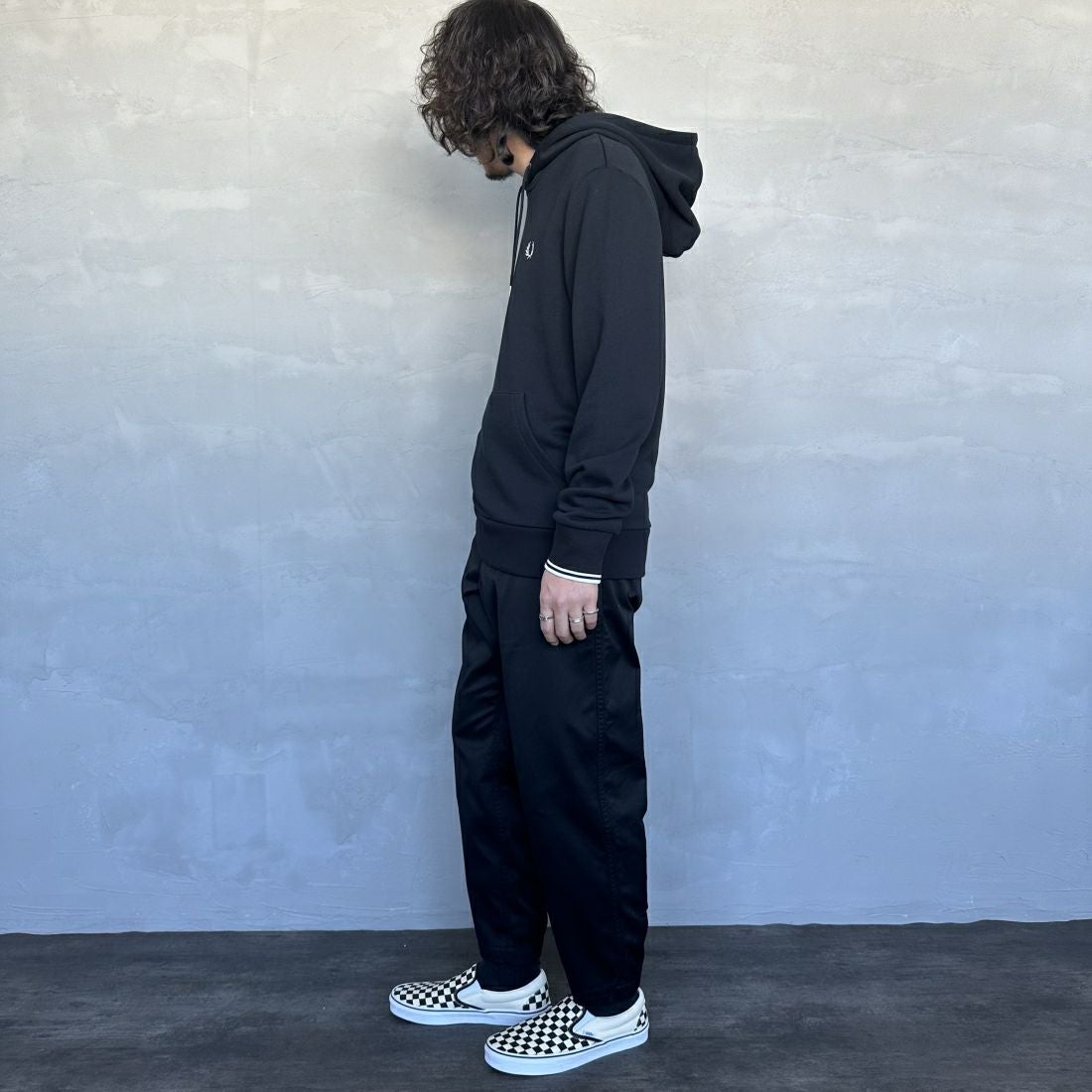 FRED PERRY [フレッドペリー] ワンポイントロゴ刺繍 スウェットパーカー [M2643] 102 BLACK &&モデル身長：173cm 着用サイズ：M&&