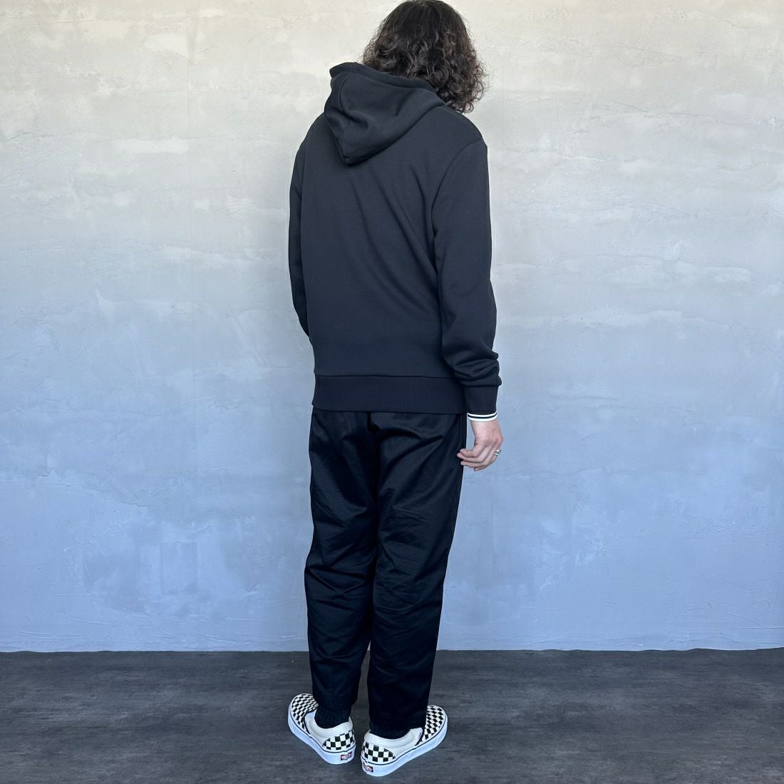 FRED PERRY [フレッドペリー] ワンポイントロゴ刺繍 スウェットパーカー [M2643] 102 BLACK &&モデル身長：173cm 着用サイズ：M&&