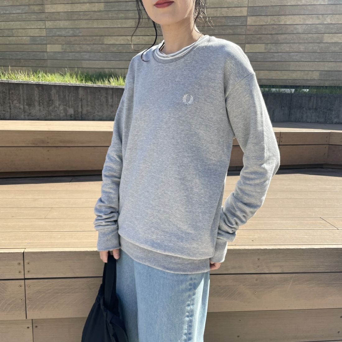 FRED PERRY [フレッドペリー] 別注 ツインティップライン ワンポイントロゴ刺繍クルーネックスウェット [FPM-24A-004-JF] STEEL MARL &&モデル身長：160cm 着用サイズ：S&&