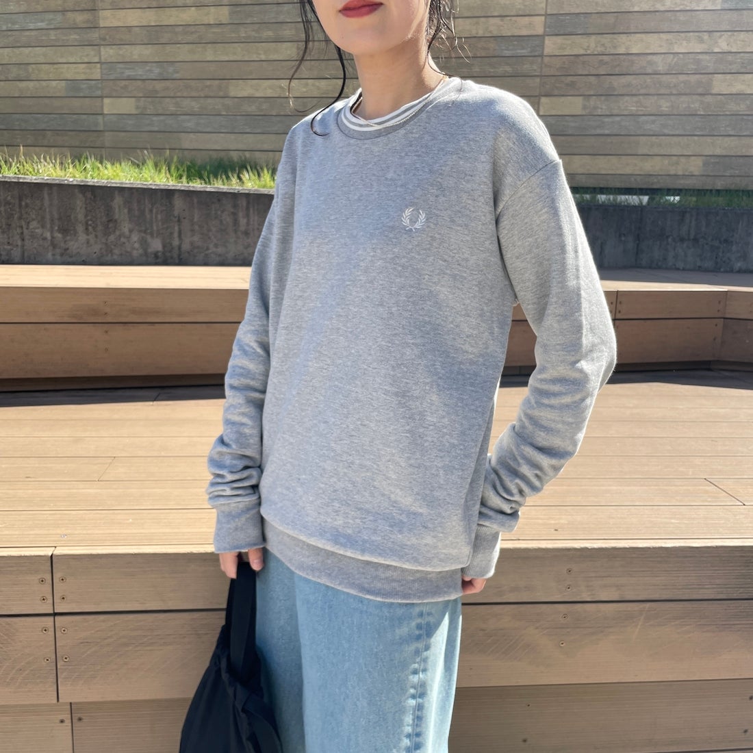 FRED PERRY [フレッドペリー] 別注 ツインティップライン ワンポイントロゴ刺繍クルーネックスウェット [FPM-24A-004-JF] STEEL MARL &&モデル身長：160cm 着用サイズ：S&&