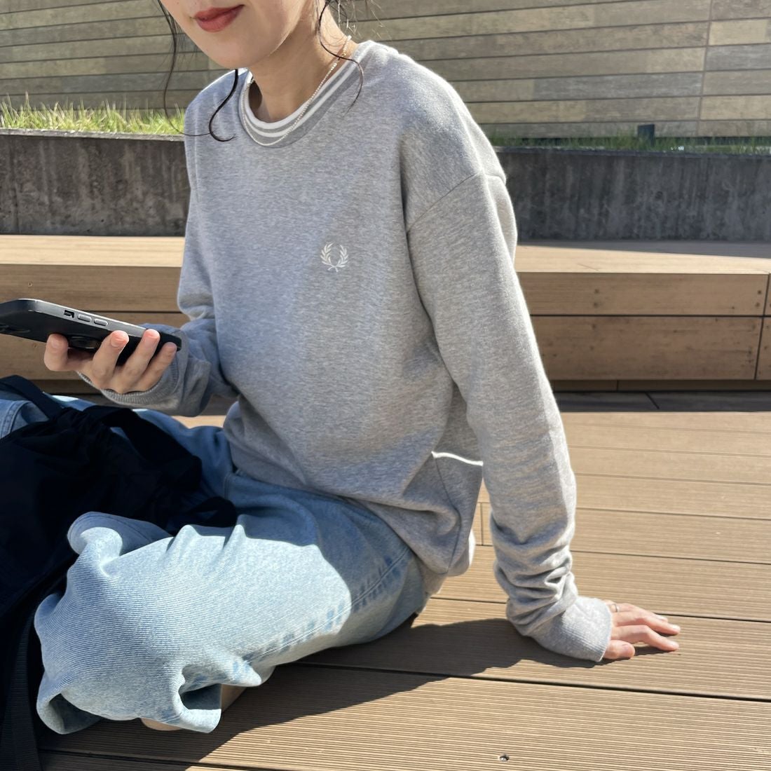 FRED PERRY [フレッドペリー] 別注 ツインティップライン ワンポイントロゴ刺繍クルーネックスウェット [FPM-24A-004-JF] STEEL MARL &&モデル身長：160cm 着用サイズ：S&&