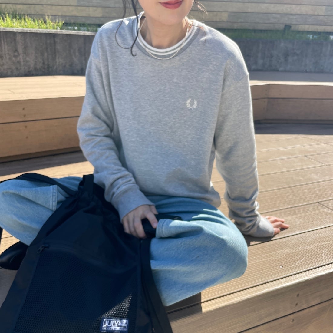 FRED PERRY [フレッドペリー] 別注 ツインティップライン ワンポイントロゴ刺繍クルーネックスウェット [FPM-24A-004-JF] STEEL MARL &&モデル身長：160cm 着用サイズ：S&&